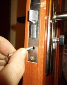 Замена личинки замка